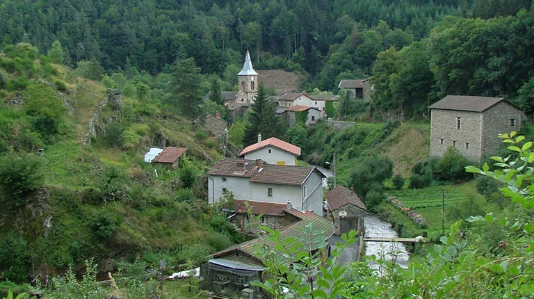 Village à l’abri de son vallon