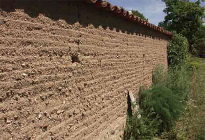 Photo montrant le détail d'un mur en pisé