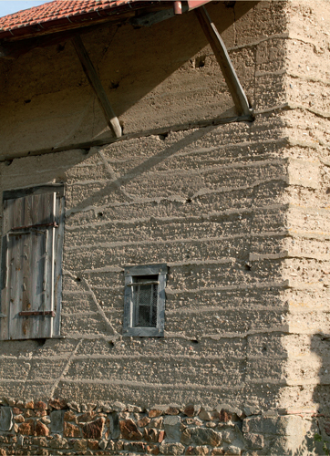 Façade en pisé avec des caractéristiques liées à sa construction