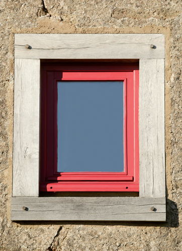 Intégration d'une fenêtre dans un mur en pisé