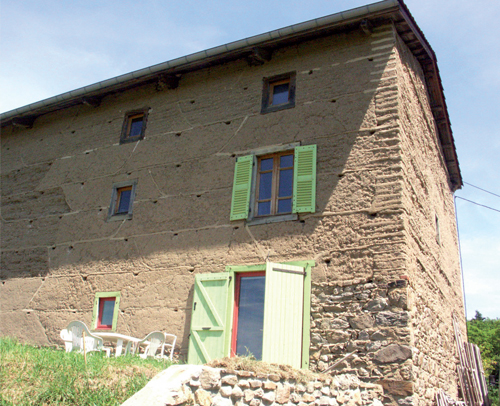 Façade de maison rénovée par pisage horizontal