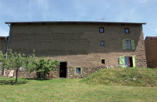 Maison traditionnelle en pisé à Beurières (63)