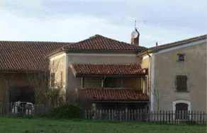 Maison en pisé avec une architecture traditionnelle à Sermentizon (63)