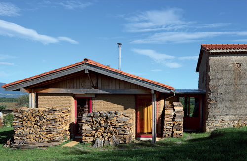 Maison contemporaine en pisé à Courpière (63)